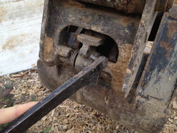 découvrez comment changer facilement le godet de votre mini pelle pour optimiser vos travaux de chantier. suivez nos conseils pratiques et techniques pour un remplacement efficace et sécurisé.